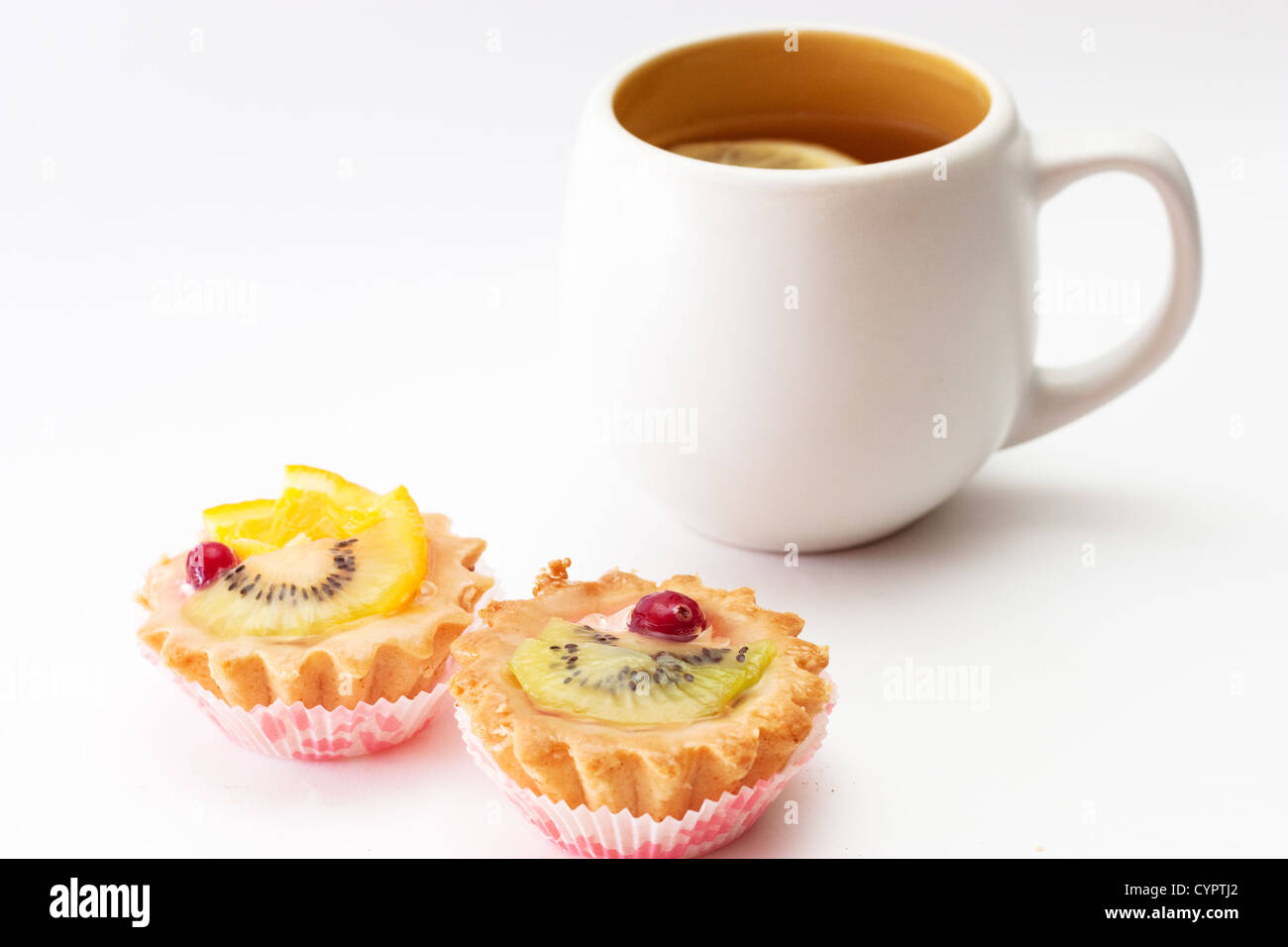 Un couple de tartelettes et une tasse de thé au citron Banque D'Images