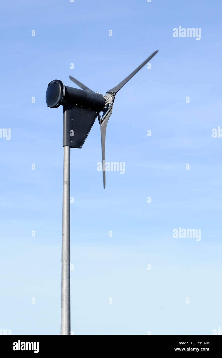 Petit bloc d'alimentation d'énergie éolienne personnelle contre un ciel bleu Banque D'Images