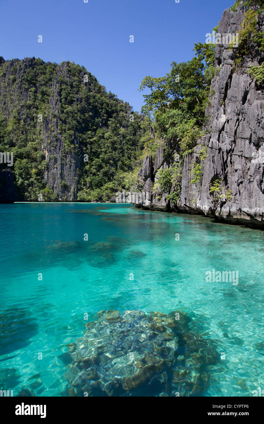 Falaises de calcaire et d'eau bleu clair,l'Île Coron Palawan Philippines,, Banque D'Images