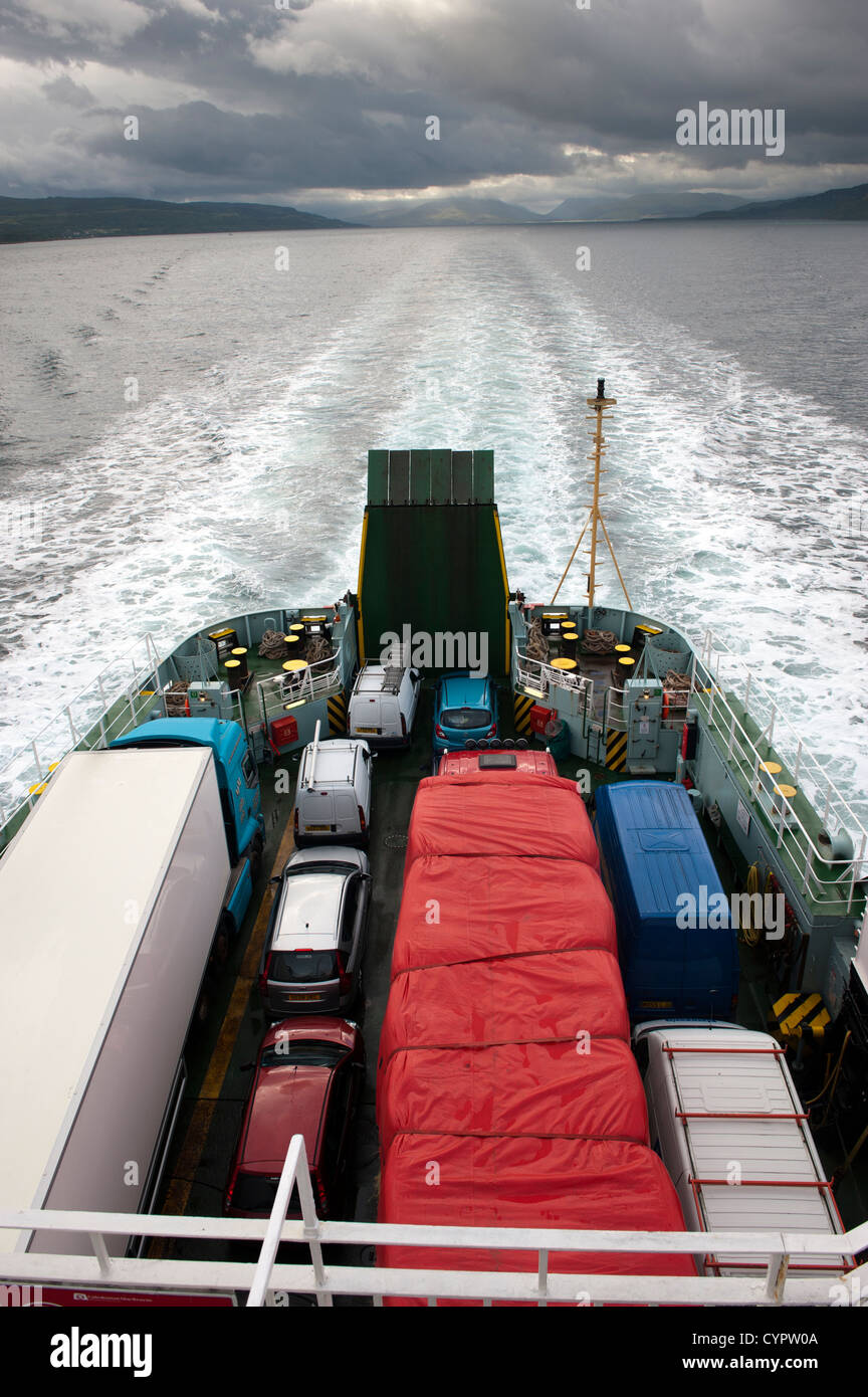 Location de véhicules sur ferrysailing dans le Firth of Forth en Écosse. Banque D'Images