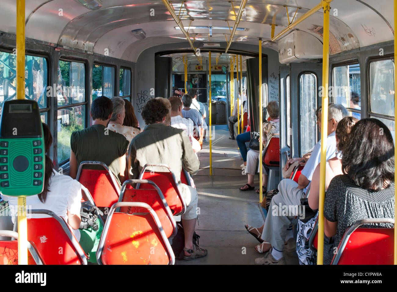 Les passagers d'un tramway à Sarajevo en Bosnie-Herzégovine. Banque D'Images