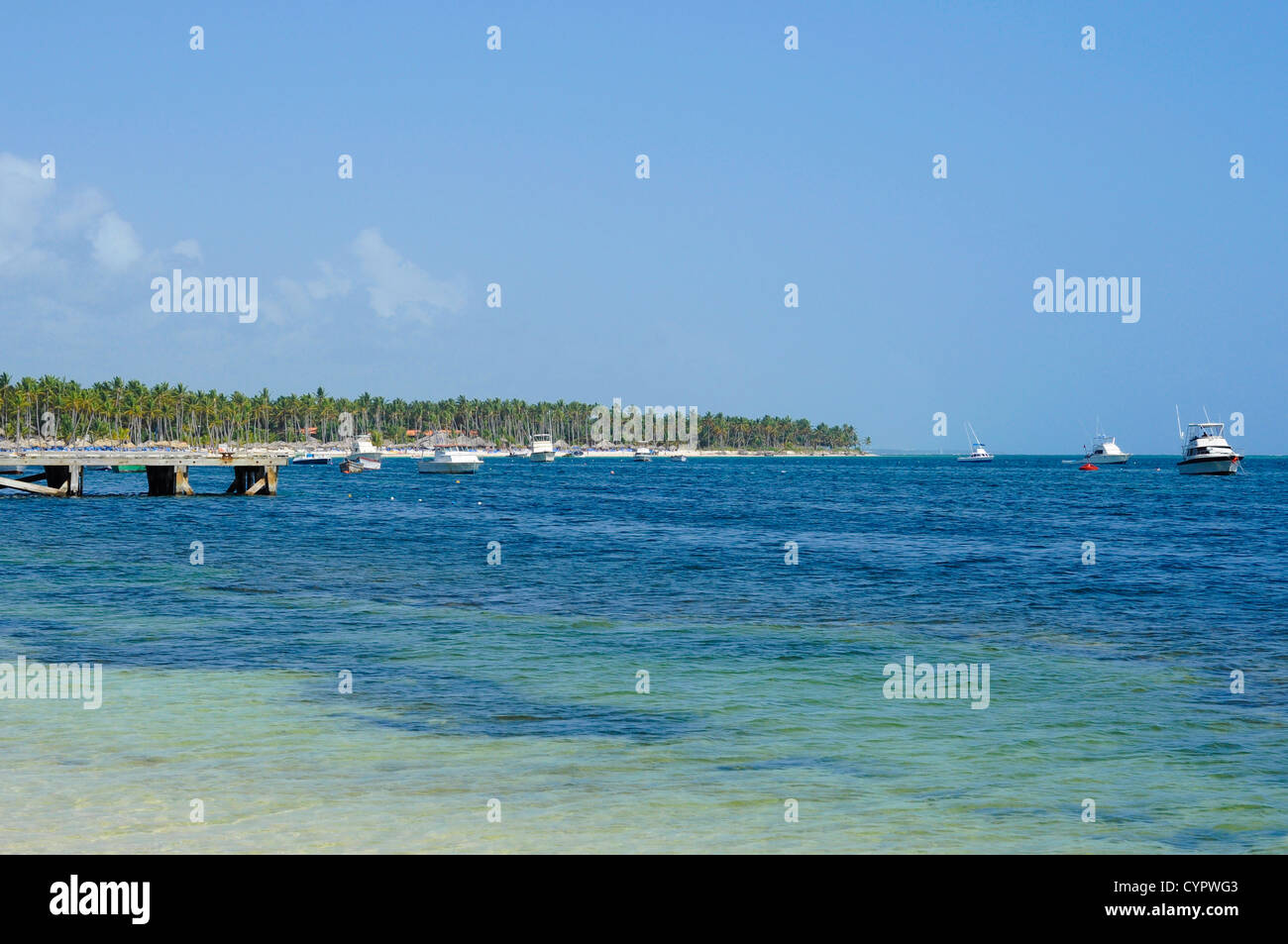 Beau bleu océan et ciel bleu avec une jetée et de bateaux dans la mer Banque D'Images