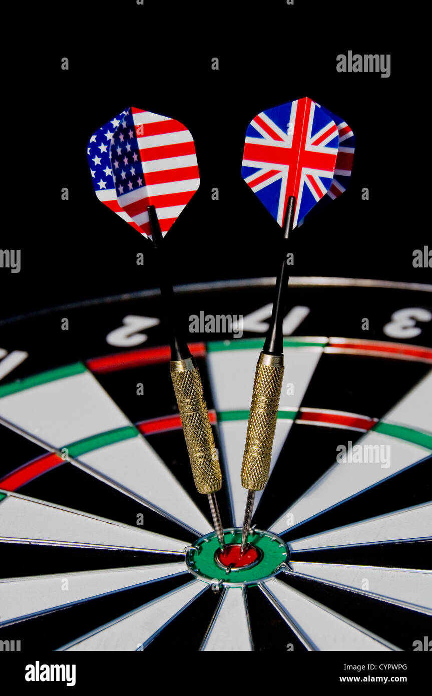 Flèches Dart avec drapeau anglais et américains de frapper le centre Banque D'Images