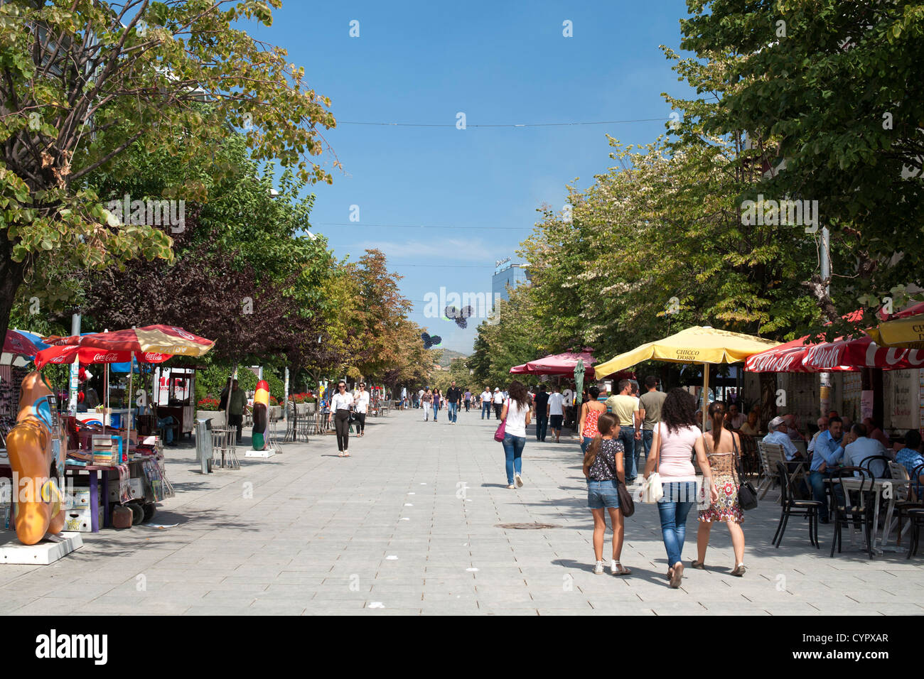 Les piétons circulant sur le Boulevard Nene Tereza à Pristina, la capitale de la République du Kosovo. Banque D'Images