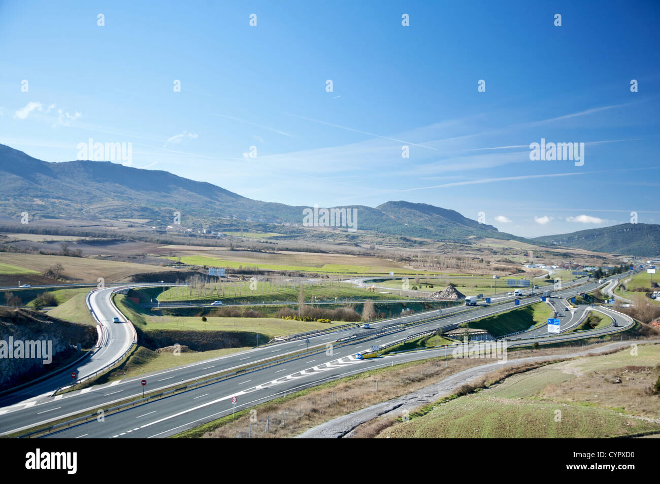 Voie publique à l'Alava à côté de la ville de Vitoria en Espagne Banque D'Images