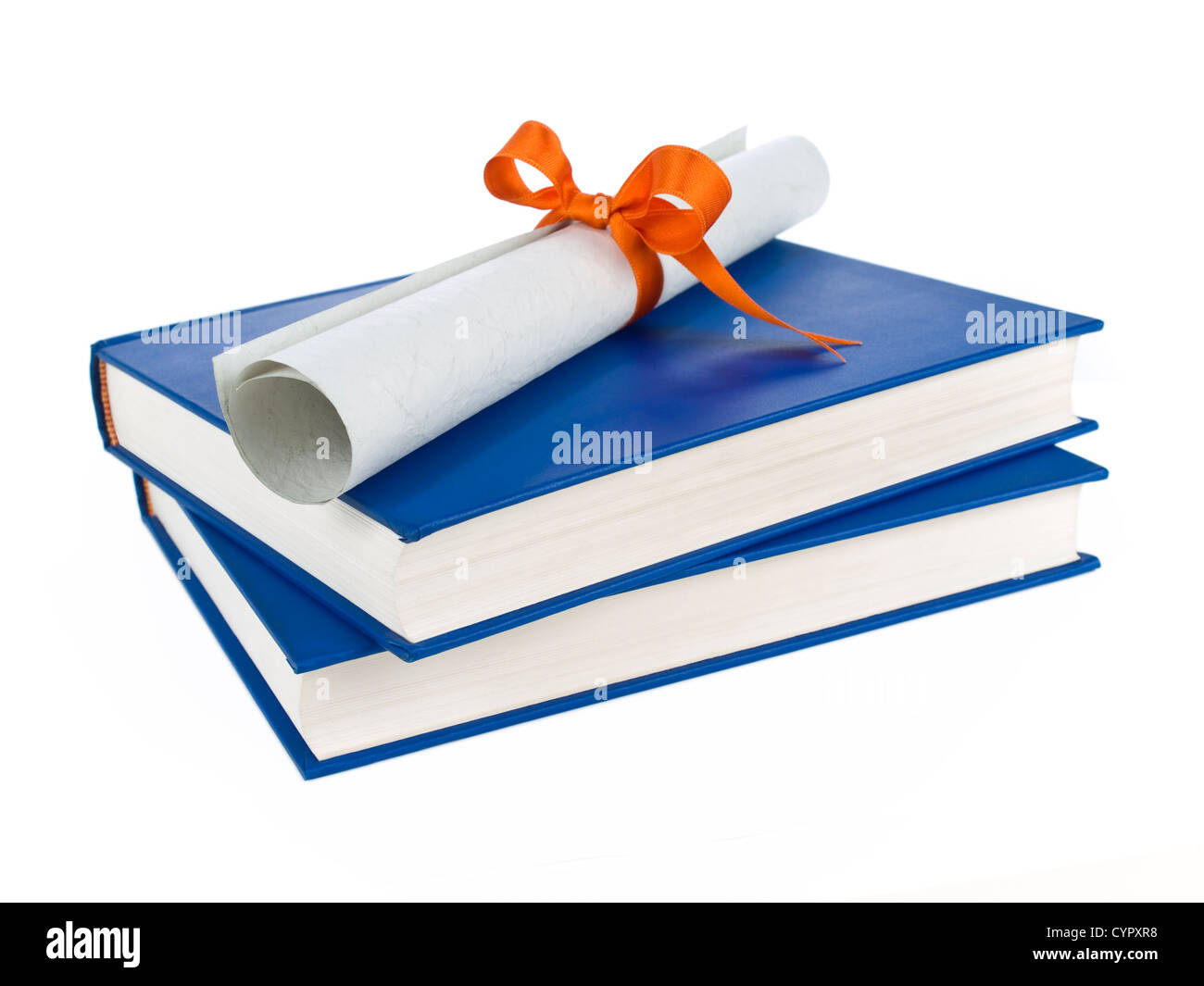 Un diplôme avec ruban orange plus de livres bleus. Isolé sur blanc. Banque D'Images