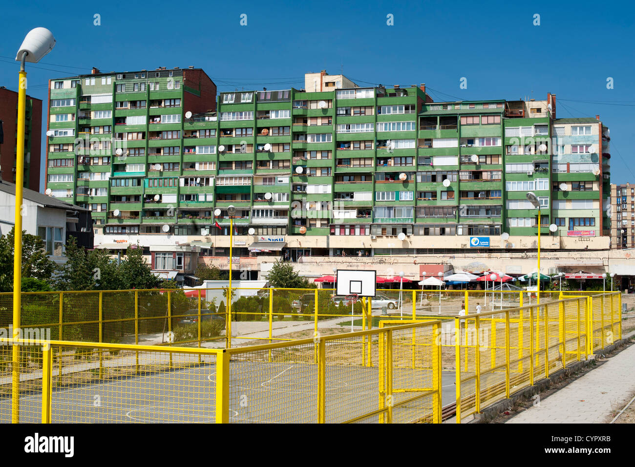 Les immeubles à appartements et de basket-ball à Pristina, la capitale de la République du Kosovo. Banque D'Images