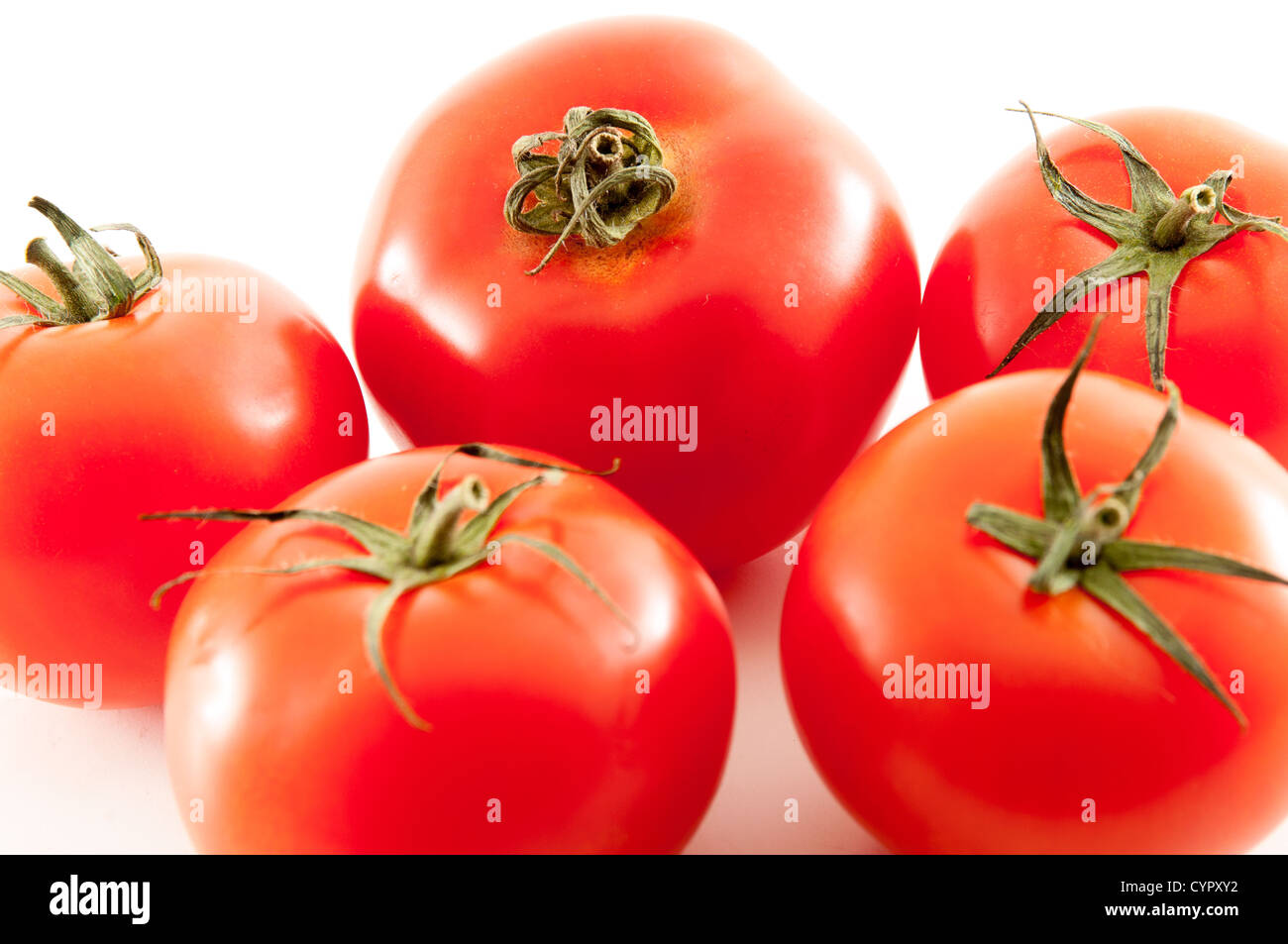 5 tomates rouges juteux isolé sur fond blanc Banque D'Images