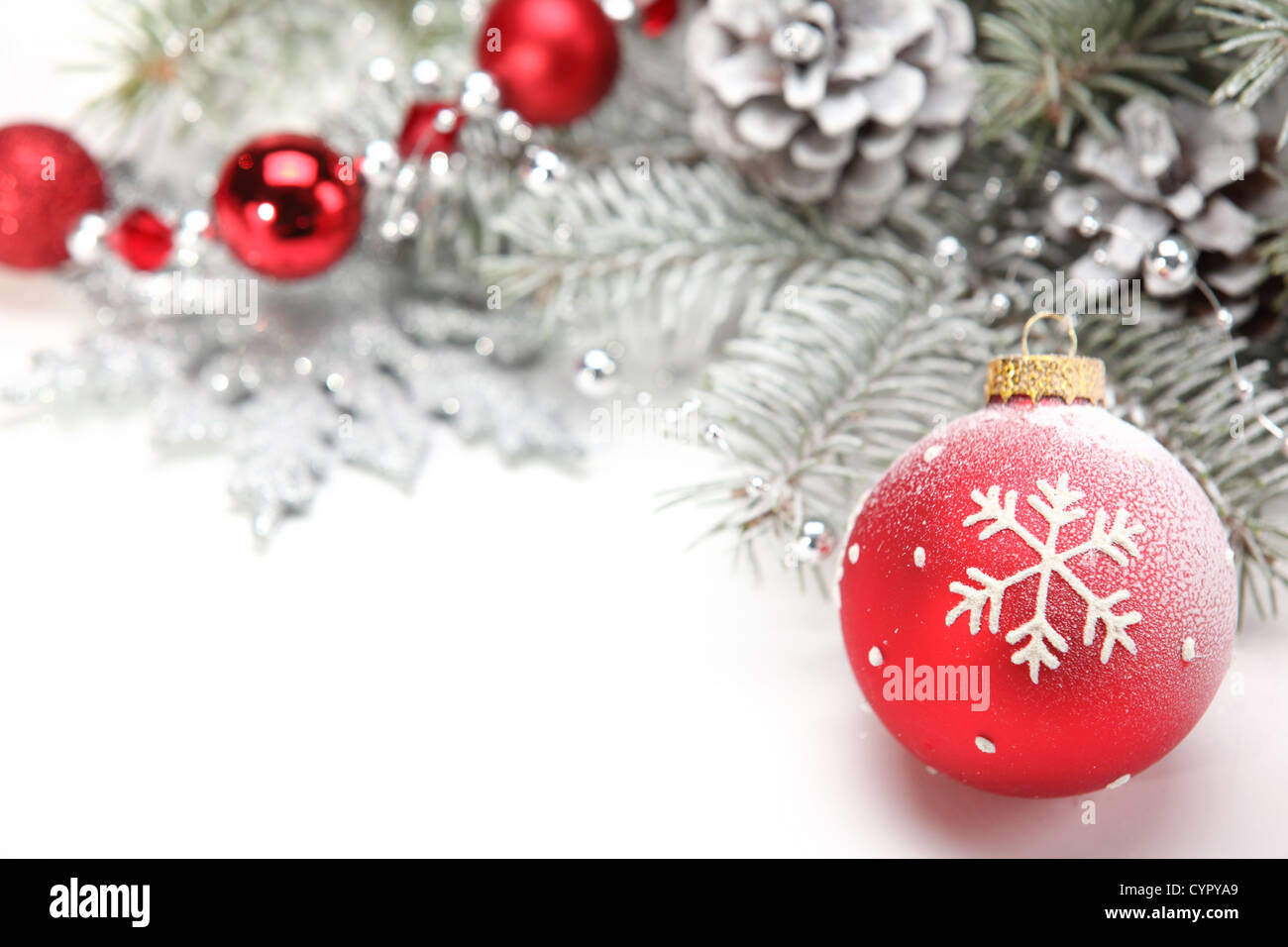 Libre de boule de Noël avec la direction générale de pin sur fond abstrait. Banque D'Images