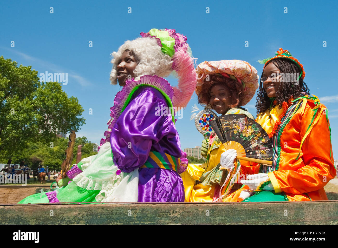 Les femmes noires en costume d'équitation un wagon dans l'Annual Great CIrcus Parade, Milwaukee, Wisconson. Banque D'Images