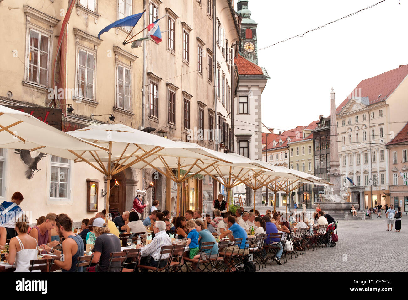 Terrasses de cafés dans la vieille ville de Ljubljana, la capitale de la Slovénie. Banque D'Images