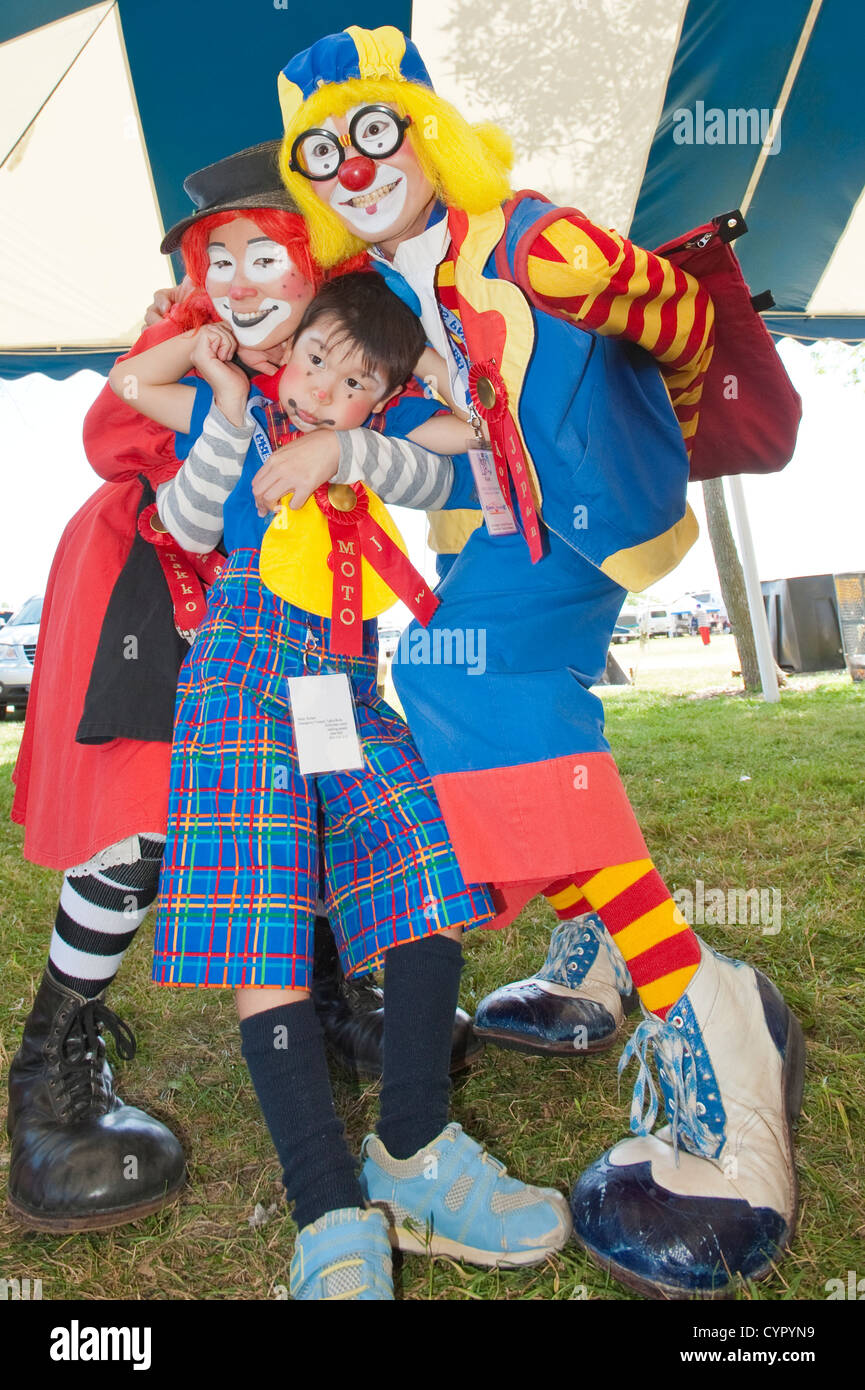 Des clowns à l'assemblée une grande parade de cirque, Milwaukee, Wisconsin. Banque D'Images