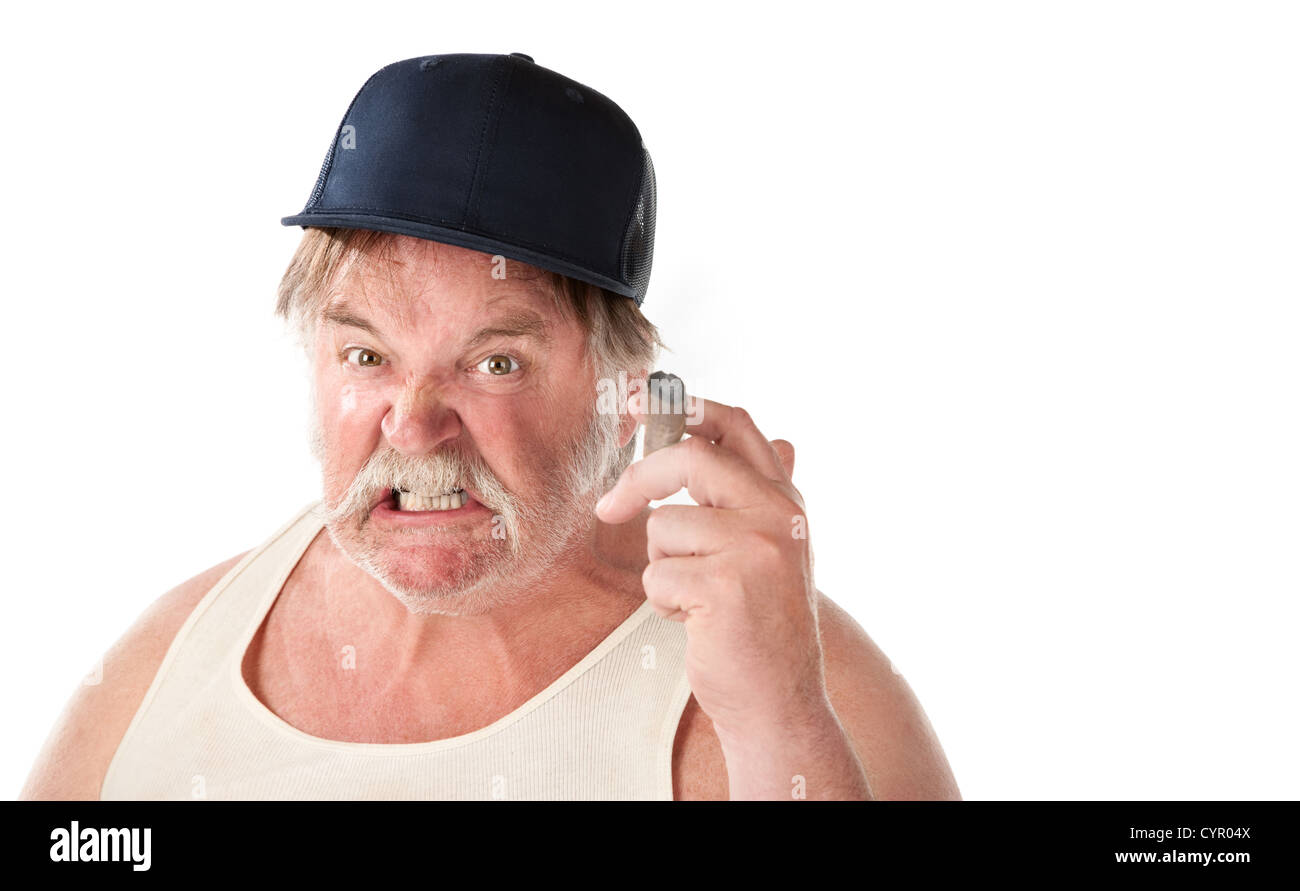 Grand homme en colère en tee shirt avec cigare et chapeau de base-ball Banque D'Images