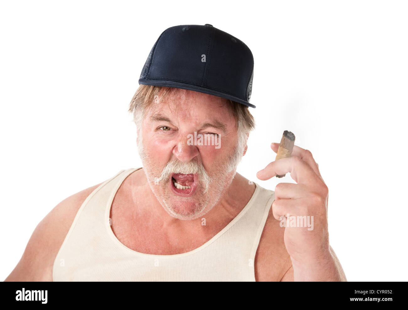 Grand homme en colère en tee shirt avec cigare et chapeau de base-ball Banque D'Images