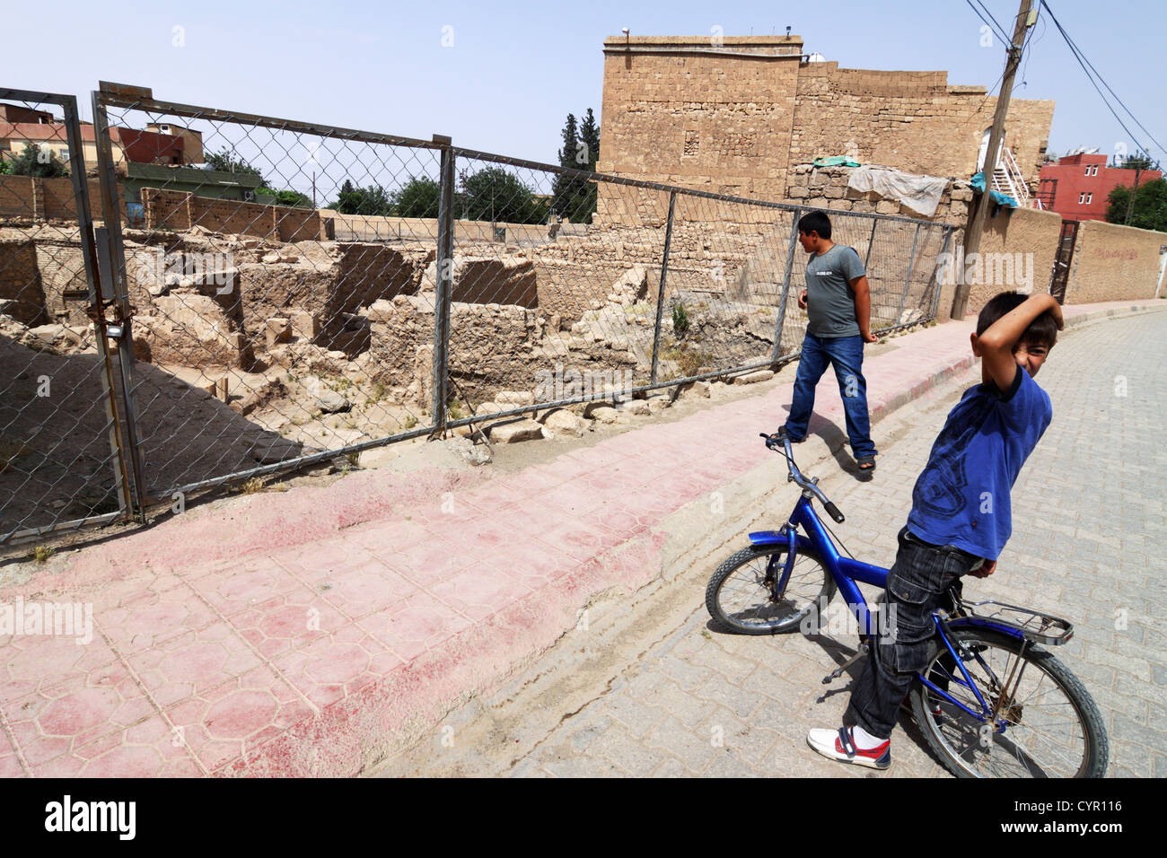 Garçon avec vélo en ruines de Mar Yakub église. Nusaybin, Turquie Banque D'Images