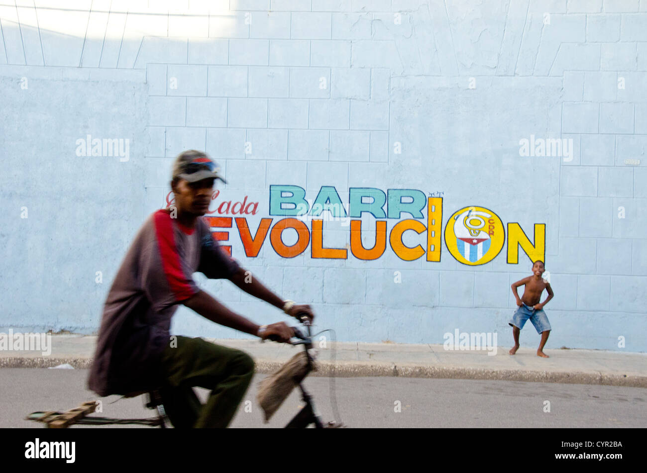 Boy playing baseball cubain dans Cienfuegas, Cuba Banque D'Images