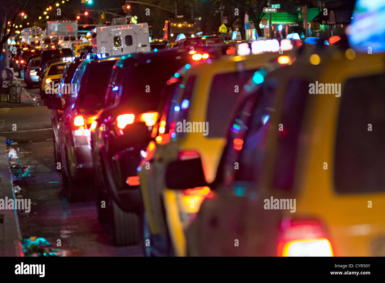 Le 8 novembre 2012, New York, NY, US. La fin d'une longue ligne à trois volets pour le gaz au New York's Hell's Kitchen quartier, dans les heures précédant le rationnement de l'essence est de commencer dans la ville à cause de la persistance des pénuries de gaz après l'Ouragan Sandy. Banque D'Images