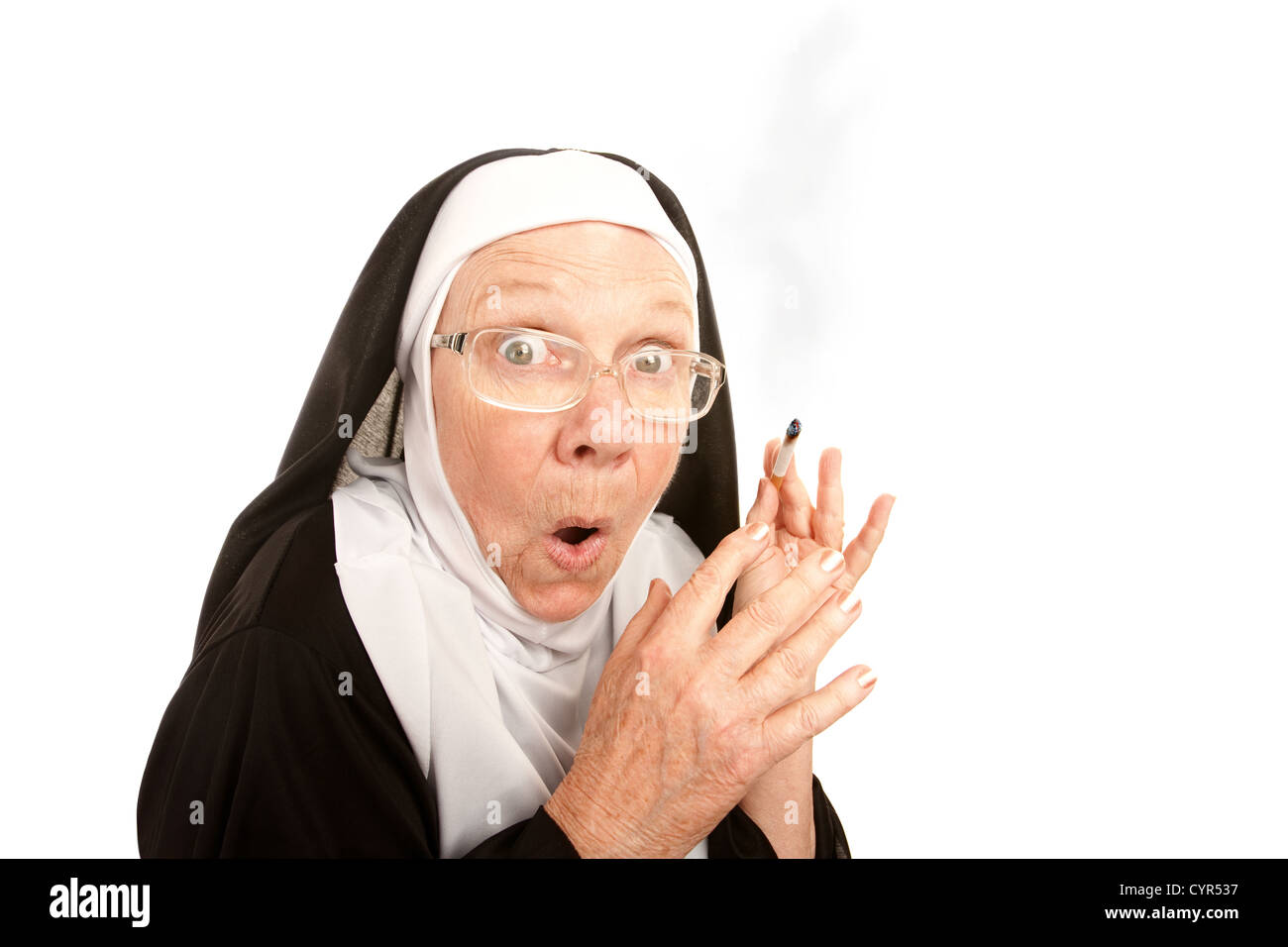 Suprirsed drôle nun tenant une cigarette allumée Banque D'Images