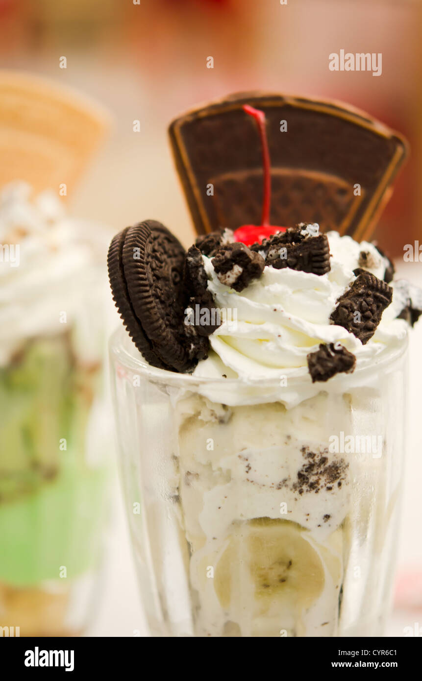 Crème glacée à la vanille dans un bol avec le chocolat , banane et de cerise , Banque D'Images