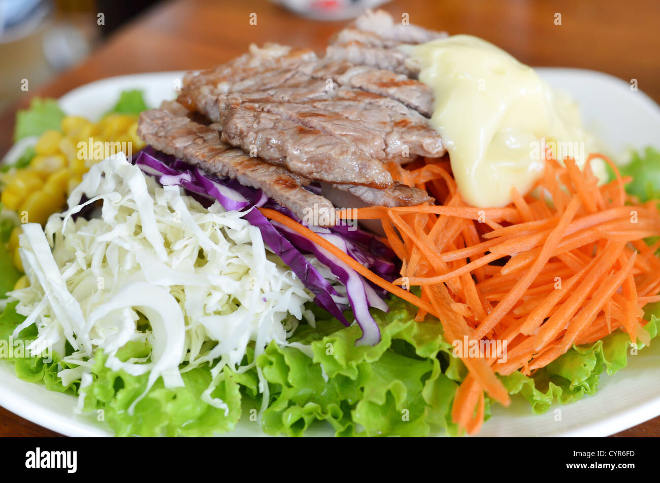 Salade fraîche bio sauce à la crème et de la viande bovine Banque D'Images