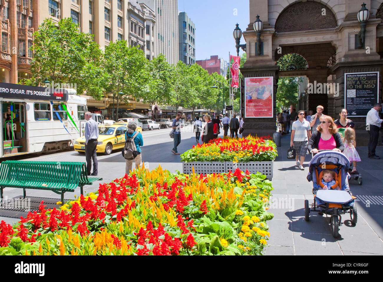 Melbourne central city transport trams sur summers day avec des fleurs dans la rue. Banque D'Images