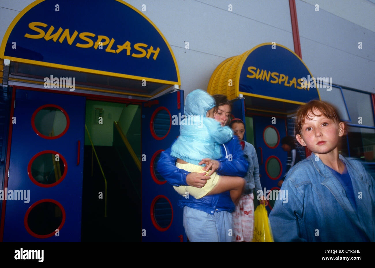 Les vacanciers à Butlins Minehead, émerge dans un après-midi ennuyeux après une séance dans le Sunsplash piscine. Banque D'Images