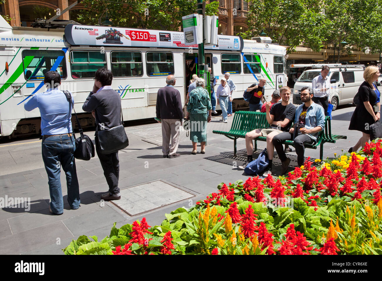 Melbourne central city transport trams sur summers day avec des fleurs dans la rue. Banque D'Images