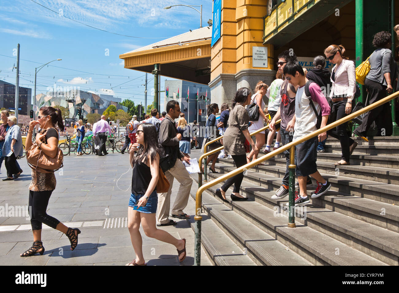 La célèbre gare de Flinders Street sur Swanston Street Melbourne Victoria Australia avec des foules de gens dans les rues. Banque D'Images