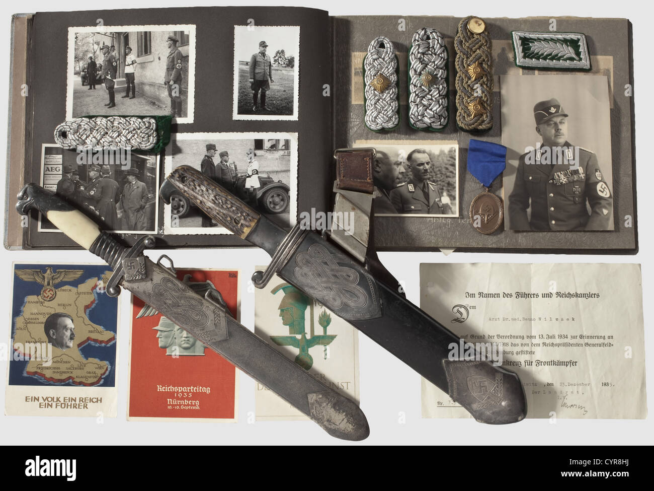 Armes à tranchant, insignes et photos, d'un RAD Oberstabsamtswalter(lieutenant-colonel)modèle d'égout du chef 1937, la lame gravée avec le dispositif et le logo d'Alcoso,Solingen. Poignée argentée avec panneaux de poignée en plastique blanc à visser (endommagés), fourreau en fer argenté. Complet avec suspension en cuir et suspension intermédiaire. Longueur 38.5 cm. Aussi, un RAD enlisté hommes/NCO hewer modèle 1934, massive lame à simple tranchant avec dispositif gravé, RAD acceptation marque,'Ges. Gesch et le logo Early Eickhorn. Poignée argentée avec panneaux de fixation à vis pour avertisseur sonore. Laqué noir, droits supplémentaires, garanties non disponibles Banque D'Images