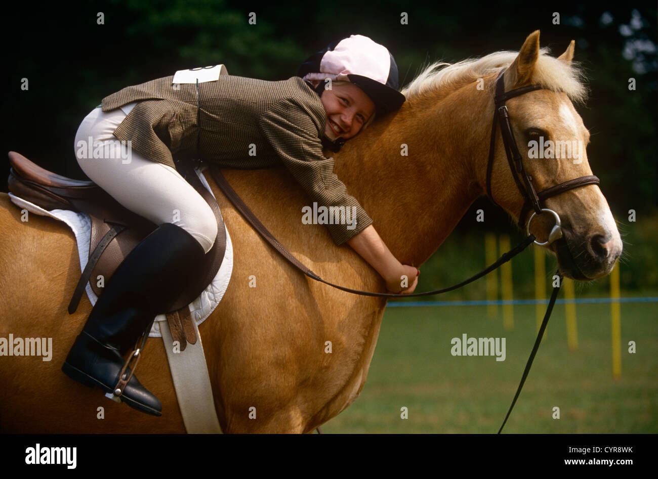 Une jeune fille épouse son bien-aimé un gymkhana à poney réunion à Cheltenham, Gloucestershire, Angleterre. Banque D'Images