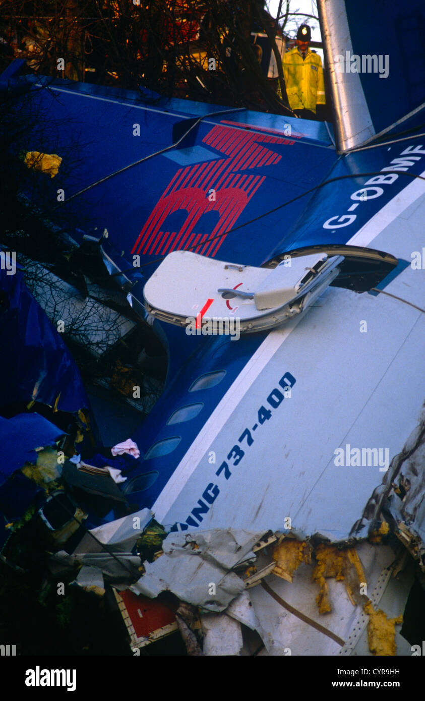 Les équipes d'urgence et les zones dévastées, fuselage d'un British Midland Airways Boeing 737-400 series crashed avion de ligne. Banque D'Images