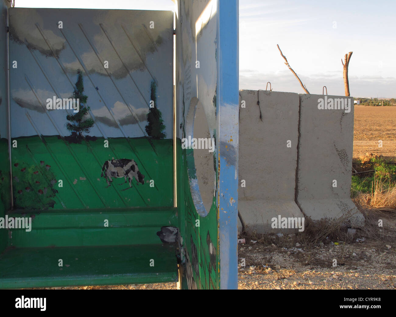 De grandes barrières de défense en béton peint autour d'une station de bus à la frontière nord avec la bande de Gaza, Israël Banque D'Images