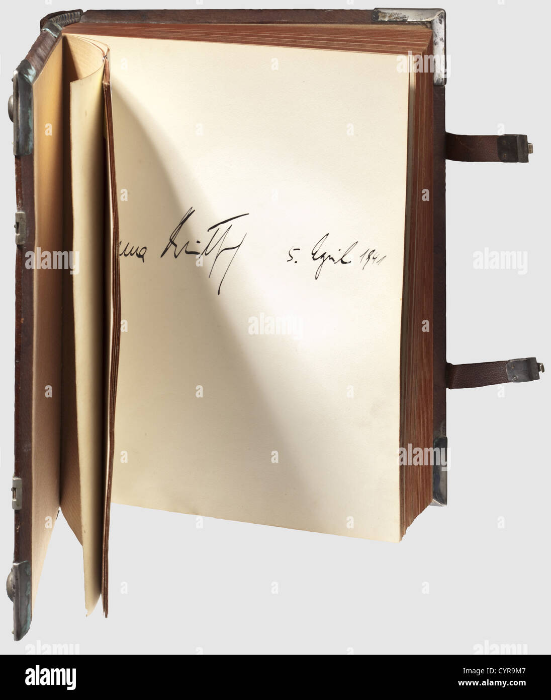 Livre d'or de la Landesführerschule IV Ost,Hirschberg,Bohemian Mountains 1933 - 1944 couverture en cuir brun foncé avec garnitures argentées, tachées, l'emblème national de l'aigle a été retiré. Quelques entrées et autographes très intéressants parmi ceux de Rudolf Heß,Wilhelm Frick,Richard Walther Darré,Helmuth Brückner(Gauleiter de Silesia jusqu'en 1934),Robert Ley et son adjudant Heinrich Simon,Fritz Bracht(représentant Gauleiter de Silesia 1935 - 1941)1936 à l'occasion des Jeux Olympiques d'hiver, Viktor Himmler, non disponible Banque D'Images