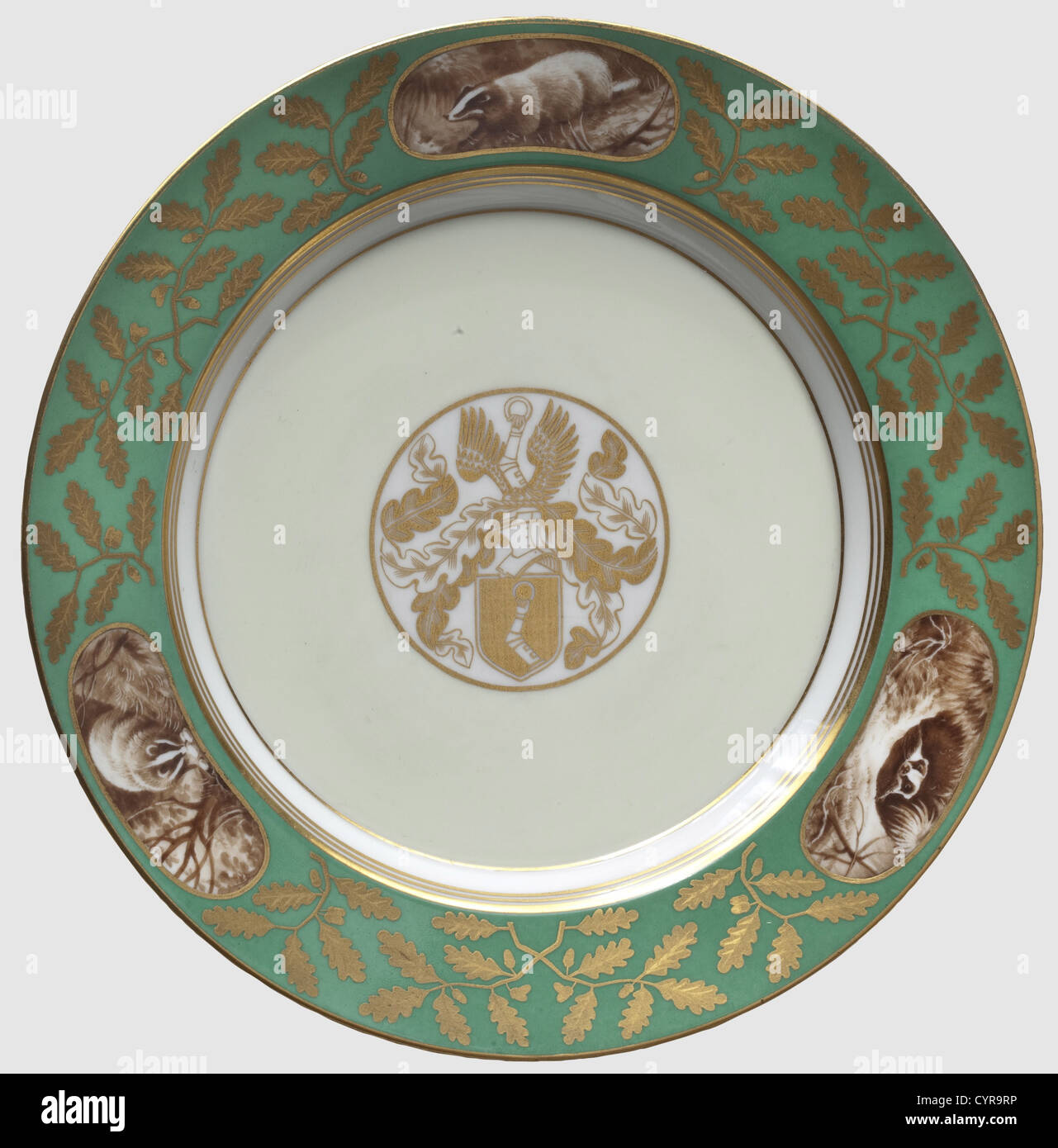 Hermann Göring,une assiette de dessert profonde par l'usine de Sèvres de service qui lui a été présenté par l'usine à l'occasion de son 50ème anniversaire le 12 janvier 1943.porcelaine blanche, émaillée, au centre avec cadre jaunâtre, doré, grandes armoiries de la famille Göring.bordure vernie verte avec riche, or-gravé feuille de chêne et bordure dorée ainsi que trois Médaillons avec des représentations peintes à la main de blaireaux.sur la marque inférieure du fabricant dans le vert sous-glaçure Sèvres 1943 et inscription de dédicace dans l'or surglaçé 'Dem Reichsmarschall des, droits additionnels-Clearences-non disponible Banque D'Images