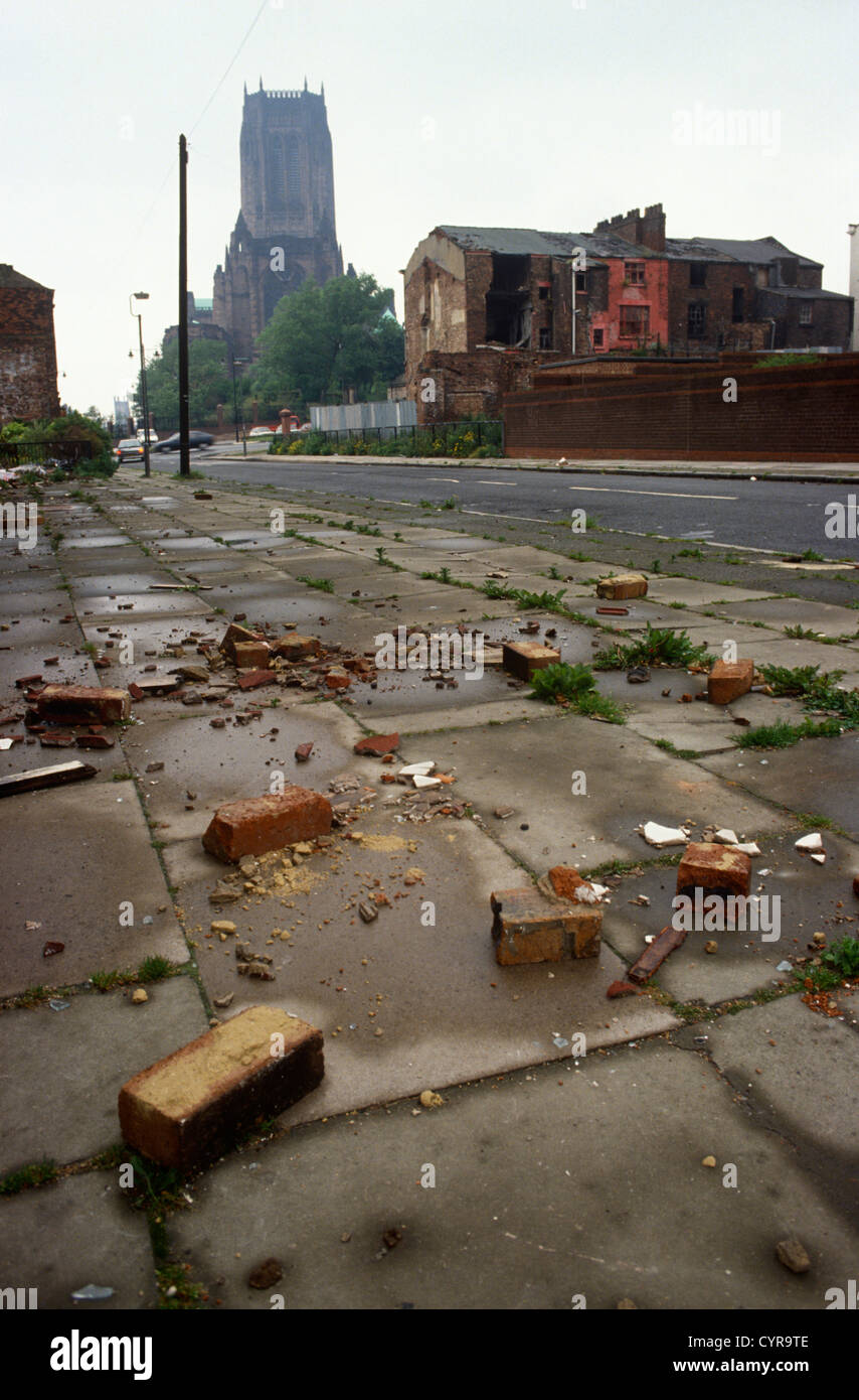 Un bas, large paysage de l'abandon et la pauvreté au début des années 1990 dans la ville de Liverpool, en Angleterre. Banque D'Images