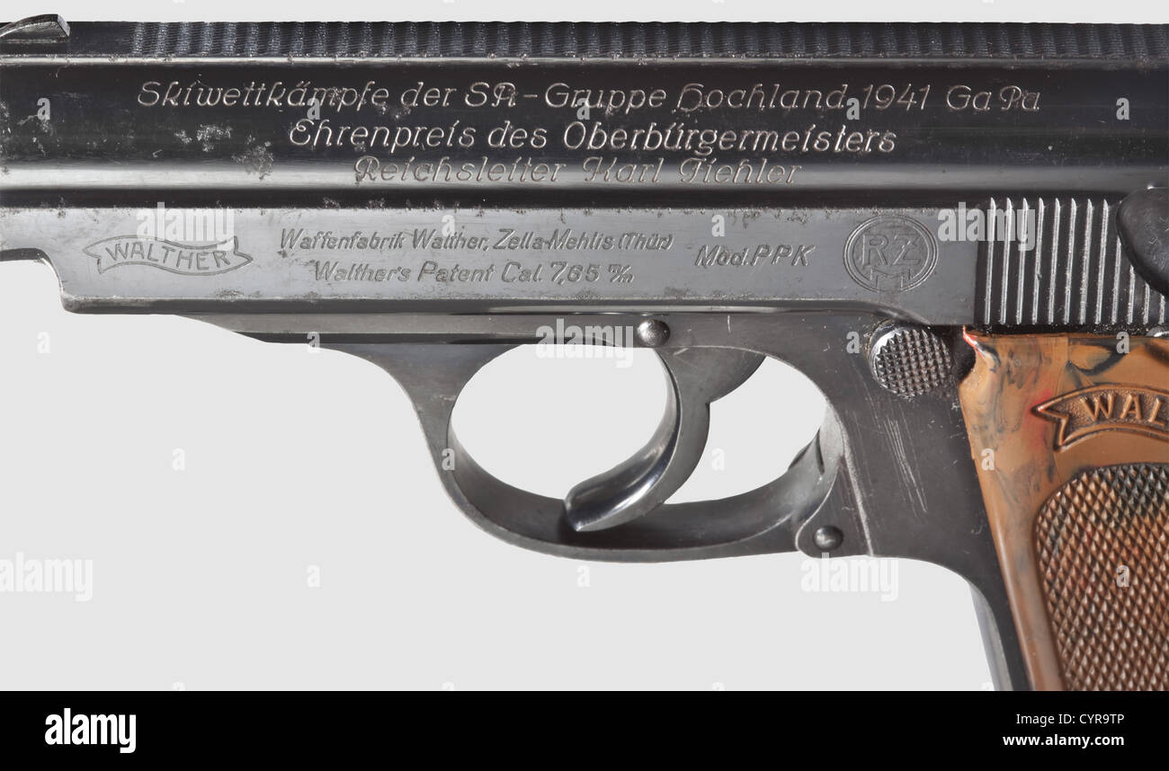 Walther PPK ZM,RZM,Honor prize for sa Section Hochland,7.65 mm cal,no.266785K.Bright bore.marque d'épreuve : eagle/'N'.sur le côté gauche de la diapositive, l'inscription standard est réduite et déplacée vers la gauche, sur son logo 'RZM' encerclé à droite pour 'Reichszeugmeisterei'.sur le dessus de cette gravure d'usine 'skiwettkämpfe der sa - Gruppe Hochland 1941 Gaule / Ehrenpreis des Oberbürgermeisters / Reichler Brown, légèrement moucheté pièces en plastique, blanc.pièces en partie originale.Brocheillait Grip panel.Magazine avec extension.Comes avec alun, droits supplémentaires-Clearences-non disponible Banque D'Images