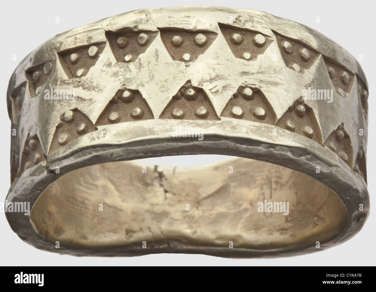 Un anneau viking doré, 900 - 1100 A.D. anneau légèrement ovale avec tige conique et décor triangulaire perforé environnant. Diamètre 24 mm, poids 17.5 g, historique, historique, 12ème siècle, 11ème siècle, 10ème siècle, monde antique, monde antique, temps anciens, objet, objets, alambics, coupure, découpes, bijoux, bijoux, noble, précieux, droits additionnels-Clearences-non disponible Banque D'Images