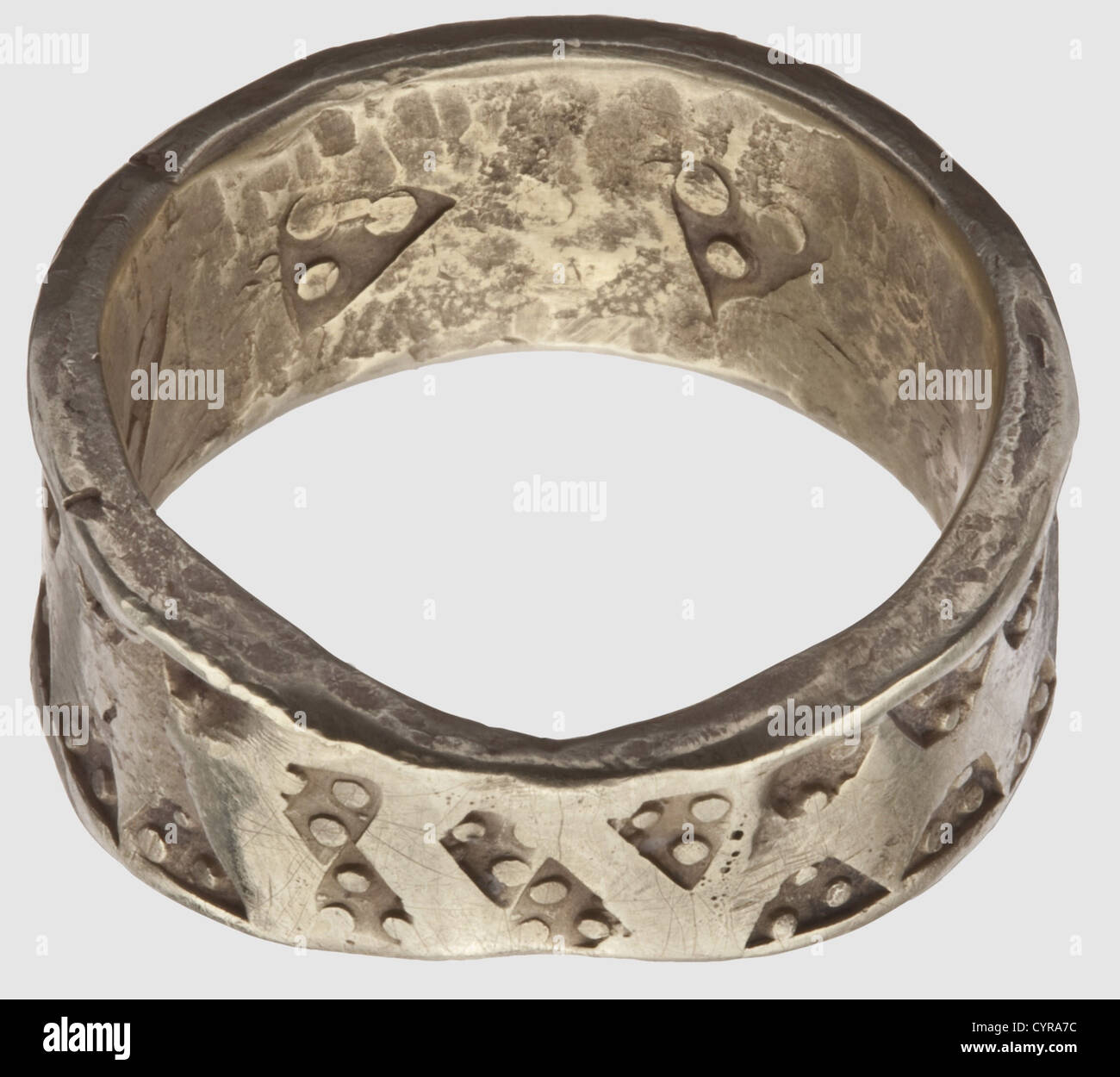 Un anneau viking doré, 900 - 1100 A.D. anneau légèrement ovale avec tige conique et décor triangulaire perforé environnant. Diamètre 24 mm, poids 17.5 g, historique, historique, 12ème siècle, 11ème siècle, 10ème siècle, monde antique, monde antique, temps anciens, objet, objets, alambics, coupure, découpes, bijoux, bijoux, noble, précieux, droits additionnels-Clearences-non disponible Banque D'Images