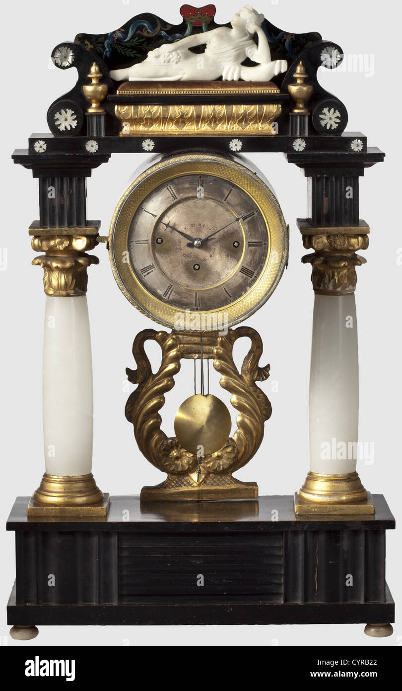 Grand duchesse Olga Nikolaevna Romanova(1822 - 1892)- horloge de style Empire, milieu du XIXe siècle. Base en bois ébonisé sur pieds circulaires en albâtre avec incrustations en nacre sculptées et décorations de fleurs et de bandes peintes surmontées d'une couronne royale stylisée. Sur la base, un canapé recouvert de velours et de dorures avec la figure d'un dossier inclinable lady(marbre,de date ultérieure).garnitures en bois doré et en plâtre (endommagées).cadran argenté dans une lunette dorée avec chiffres romains et date arabe.trois mains bleutées.clé d'enroulement originale.en ordre de marche.couvercle de mouvement sur le dos m,droits supplémentaires-Clearences-non disponible Banque D'Images