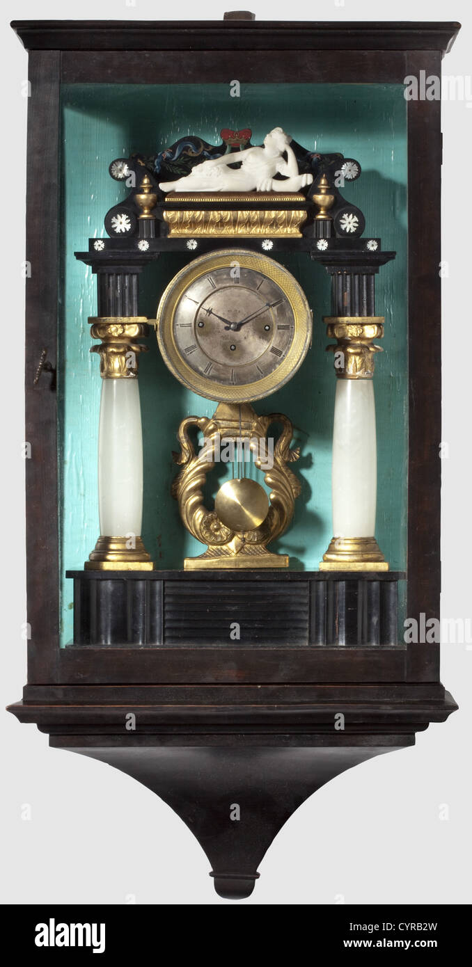 Grand duchesse Olga Nikolaevna Romanova(1822 - 1892)- horloge de style Empire, milieu du XIXe siècle. Base en bois ébonisé sur pieds circulaires en albâtre avec incrustations en nacre sculptées et décorations de fleurs et de bandes peintes surmontées d'une couronne royale stylisée. Sur la base, un canapé recouvert de velours et de dorures avec la figure d'un dossier inclinable lady(marbre,de date ultérieure).garnitures en bois doré et en plâtre (endommagées).cadran argenté dans une lunette dorée avec chiffres romains et date arabe.trois mains bleutées.clé d'enroulement originale.en ordre de marche.couvercle de mouvement sur le dos m,droits supplémentaires-Clearences-non disponible Banque D'Images