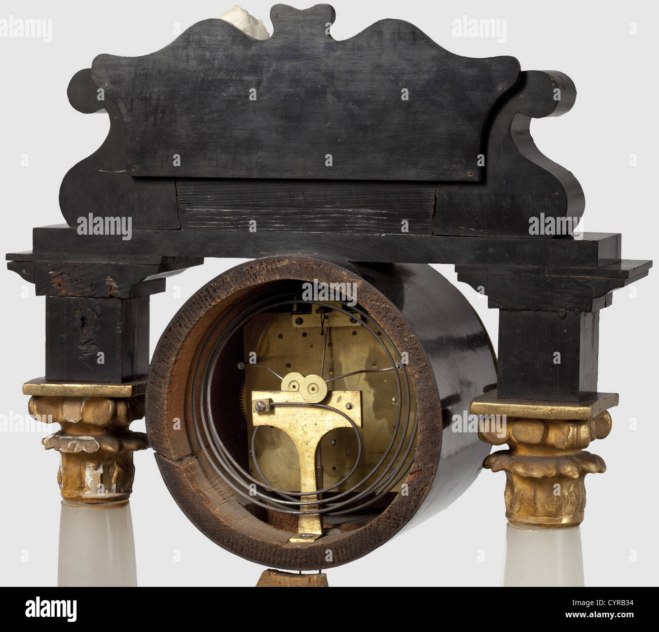 Grand duchesse Olga Nikolaevna Romanova(1822 - 1892)- horloge de style Empire, milieu du XIXe siècle. Base en bois ébonisé sur pieds circulaires en albâtre avec incrustations en nacre sculptées et décorations de fleurs et de bandes peintes surmontées d'une couronne royale stylisée. Sur la base, un canapé recouvert de velours et de dorures avec la figure d'un dossier inclinable lady(marbre,de date ultérieure).garnitures en bois doré et en plâtre (endommagées).cadran argenté dans une lunette dorée avec chiffres romains et date arabe.trois mains bleutées.clé d'enroulement originale.en ordre de marche.couvercle de mouvement sur le dos m,droits supplémentaires-Clearences-non disponible Banque D'Images