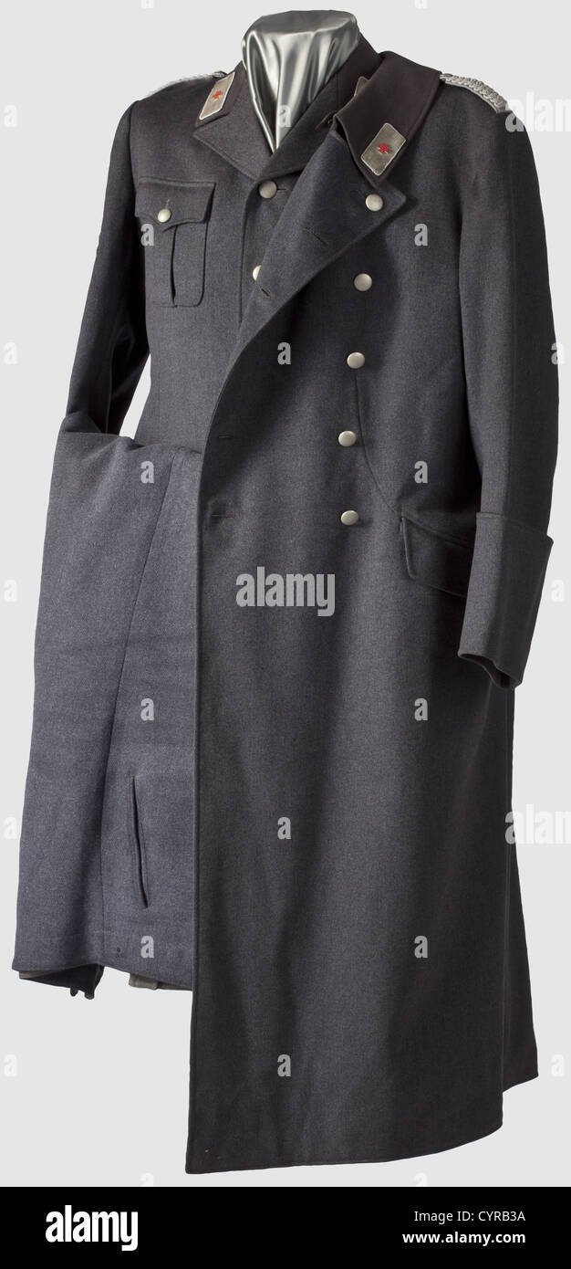 Uniforme de sortie pour un responsable de terrain, de la tunique Croix-Rouge allemande de gabardine fine bleu-gris avec colliers gris souris, doublure en soie grise et boutons mats. Triangle avec aigle national argenté et « Landesstelle III », épaulières cousues, pattes de col en velours gris clair avec croix rouge émaillée. Surcouche de matériau identique avec un insigne similaire. Pantalon long de matériau similaire avec de petites zones réparées et signes d'utilisation, historique,historique,1930,1930,20th Century,Deutsches Red Cross,German Red Cross,organisation,organisation,ou,droits additionnels-Clearences-non disponible Banque D'Images