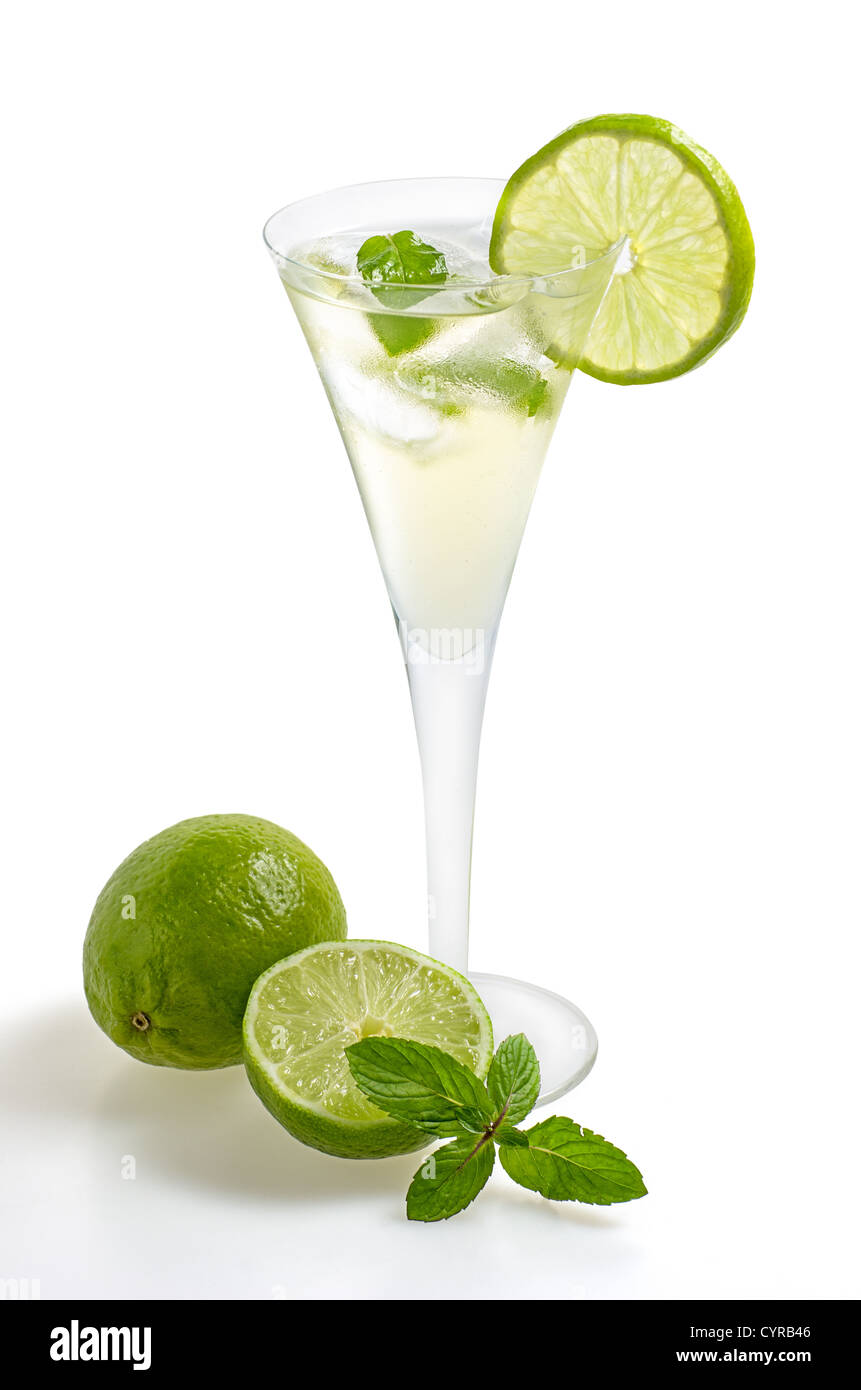 Verre avec de la chaux et de menthe dans un verre à champagne Banque D'Images