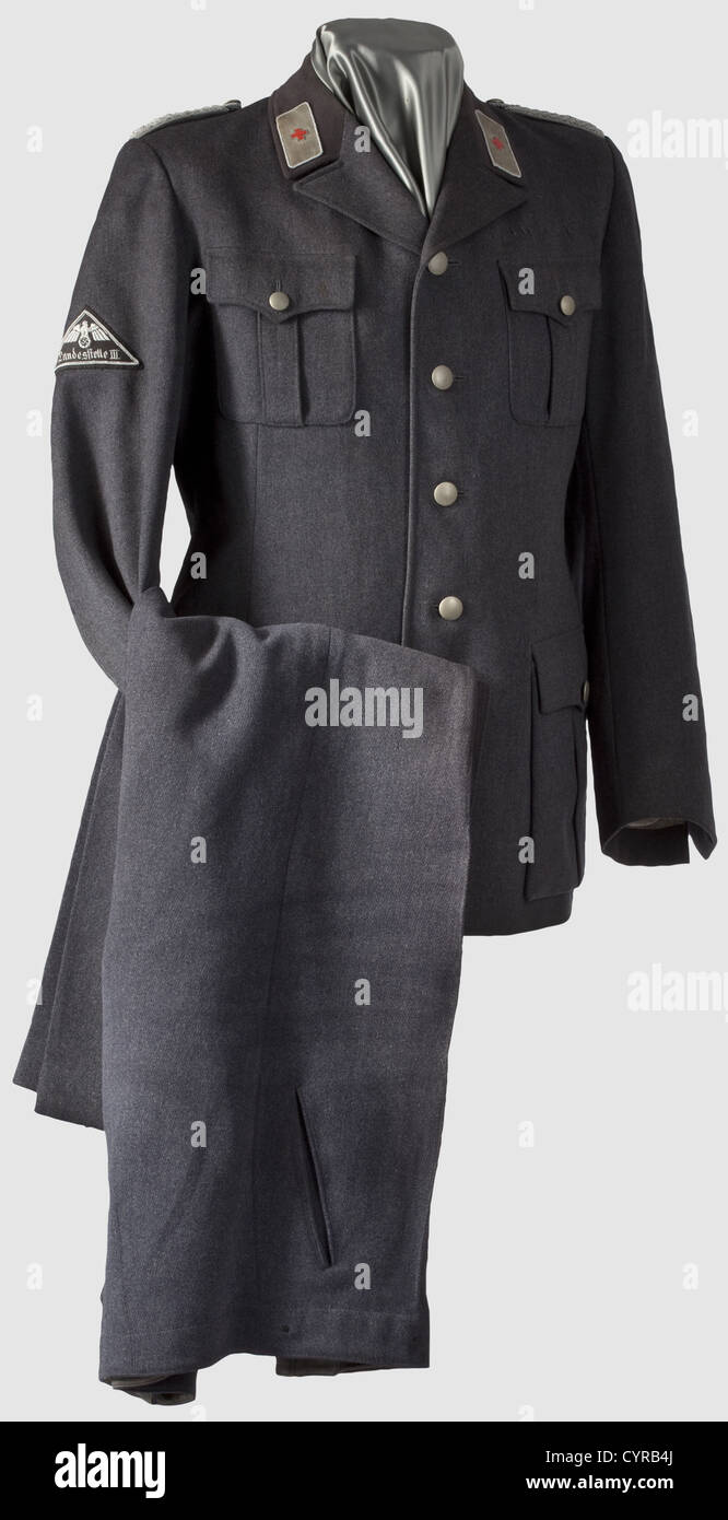 Uniforme de sortie pour un responsable de terrain, de la tunique Croix-Rouge allemande de gabardine fine bleu-gris avec colliers gris souris, doublure en soie grise et boutons mats. Triangle avec aigle national argenté et « Landesstelle III », épaulières cousues, pattes de col en velours gris clair avec croix rouge émaillée. Surcouche de matériau identique avec un insigne similaire. Pantalon long de matériau similaire avec de petites zones réparées et signes d'utilisation, historique,historique,1930,1930,20th Century,Deutsches Red Cross,German Red Cross,organisation,organisation,ou,droits additionnels-Clearences-non disponible Banque D'Images