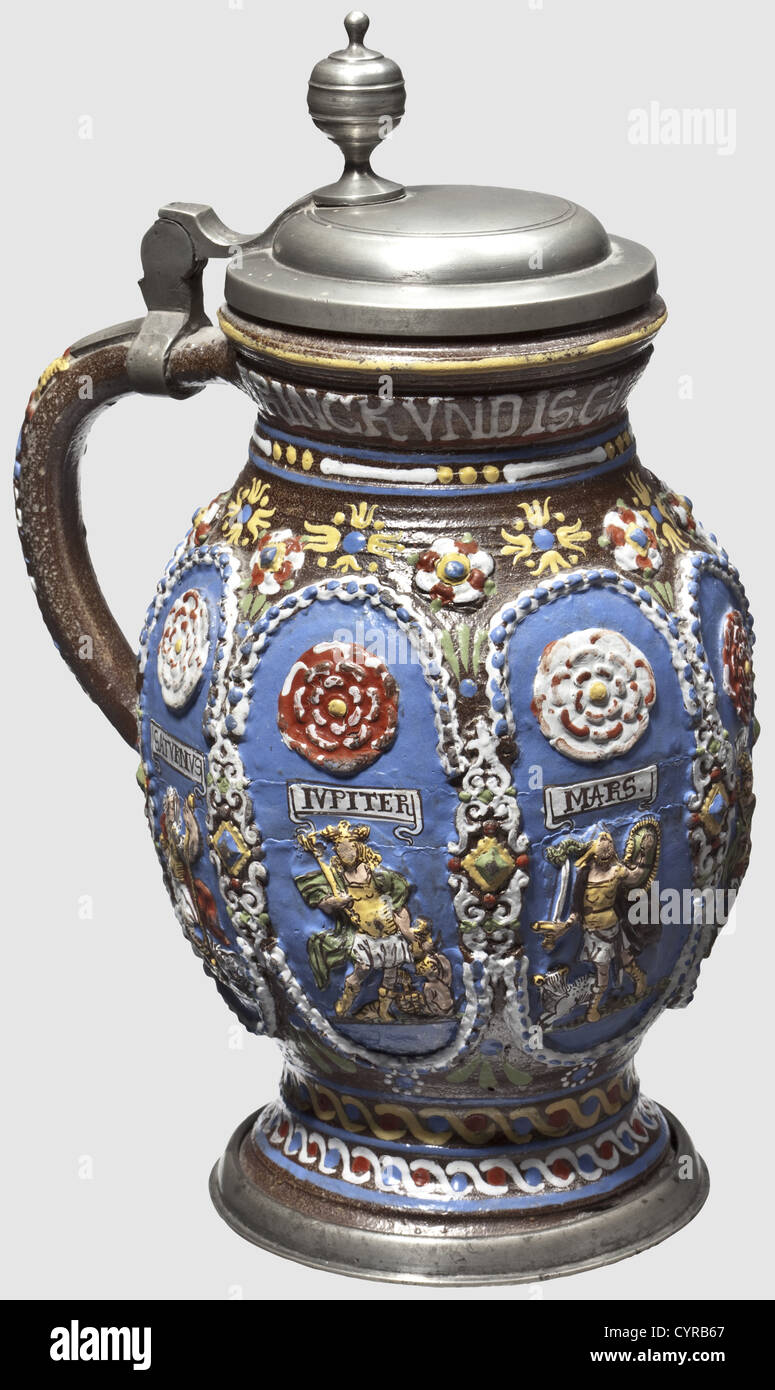 Un tankard planétaire, Creussen, daté de 1668 UN tankard en grès brun à ventre rond avec un col légèrement en saillie et une poignée de sangle. Un recouvrement décoratif de relief entourant montrant des représentations allégoriques des sept corps célestes, Saturnus,Iupiter,Mars,sol,Vénus,Mercurius et Luna entouré par cadre décoratif et rosace revêtements. Peinture polychrome dans les couleurs émaillées, et une devise qui tourne autour du cou, 'Drinck und is. Gott nicht vergis.'(boire et manger. N'oubliez pas Dieu). Bague de base en étain, couvercle à charnière avec levier à boule. L'émail c,droits supplémentaires-Clearences-non disponible Banque D'Images