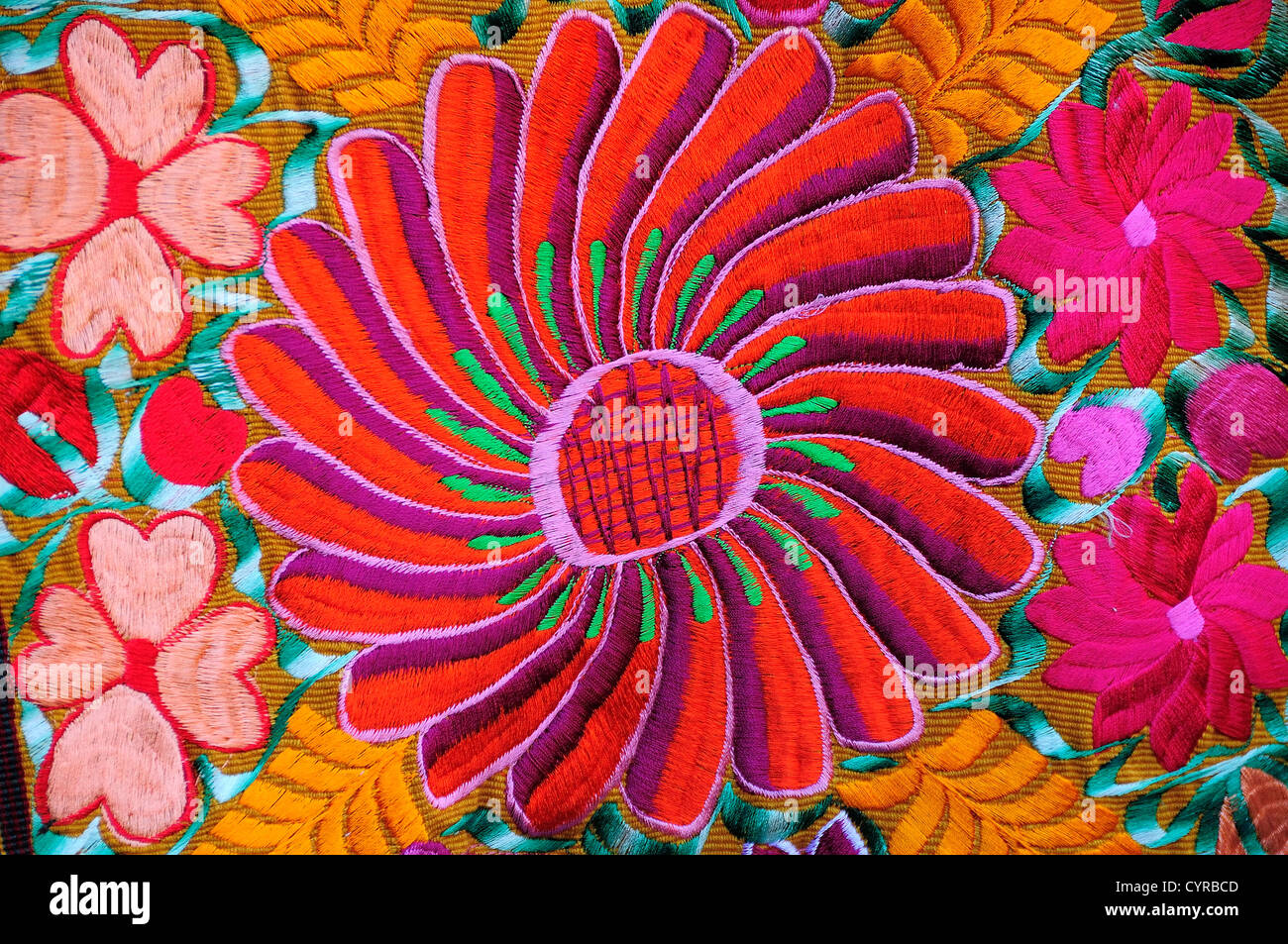 Le Mexique, Bajio, San Miguel de Allende, textiles brodés de couleurs vives boutique arts étendus dehors avec flower design. Banque D'Images