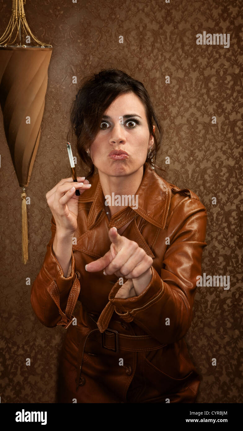 Femme en manteau de cuir sombre avec la cigarette Banque D'Images