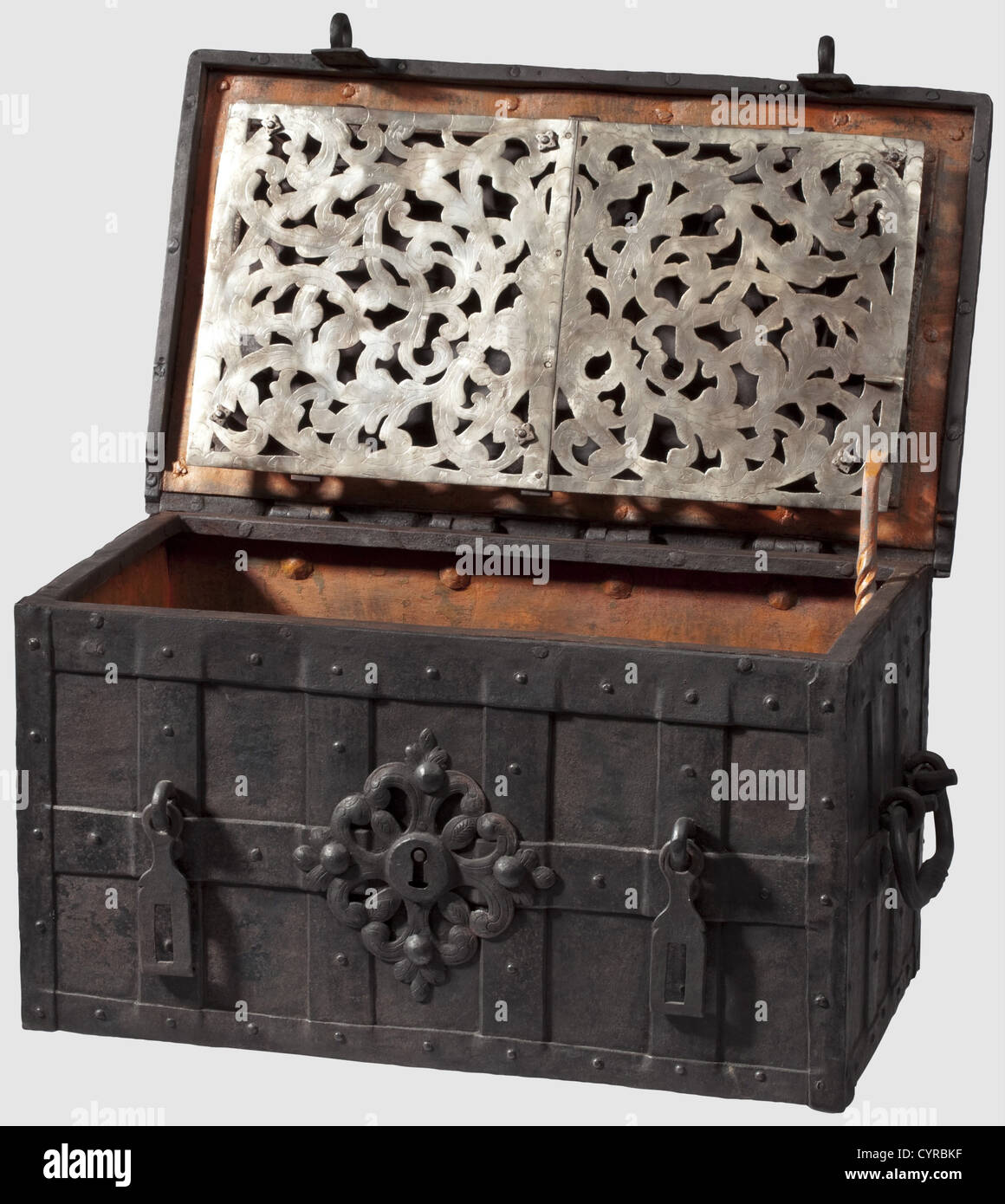 Un coffre de guerre allemand, 2ème moitié du 17ème siècle boîte  rectangulaire en tôle de fer avec des sangles rivetées de renforcement.  Faux trou de serrure à l'avant avec couvercle à charnière.