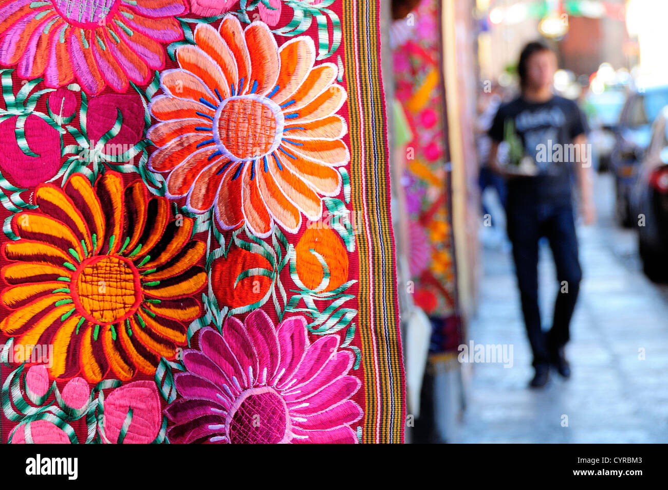Le Mexique, Bajio, San Miguel de Allende, dentelle florale boutique arts textiles étendus dehors avec flower design. Banque D'Images