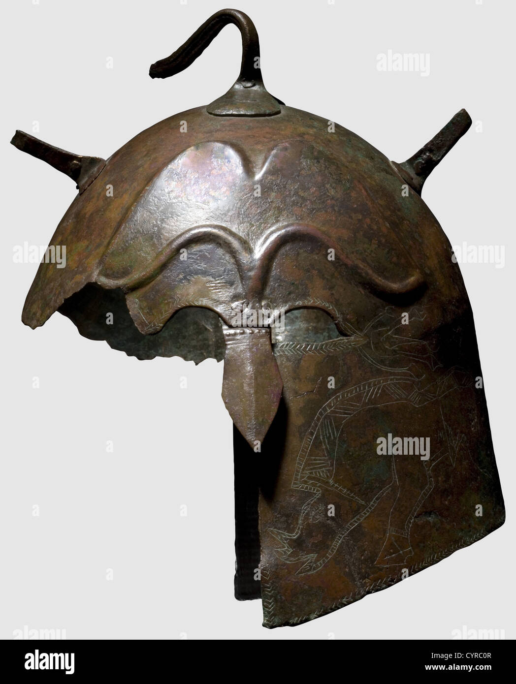 Un fragment de casque de type Apulo-Corinthien,5e siècle avant-plan C.-B.  côté gauche d'un casque avec un nez-protecteur, un porte-panache riveté et  deux fixations sur les côtés. Magnifique représentation décorative  richement ornementée d'un